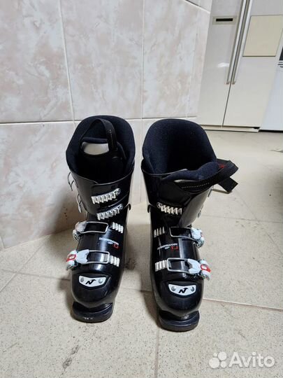 Продаю комплект горных лыж с ботинками