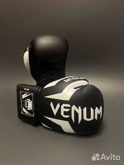Боксерские перчатки Venum