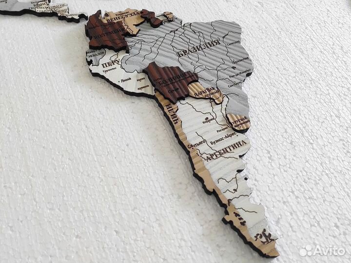 Рельефная карта мира из дерева в необычном цвете