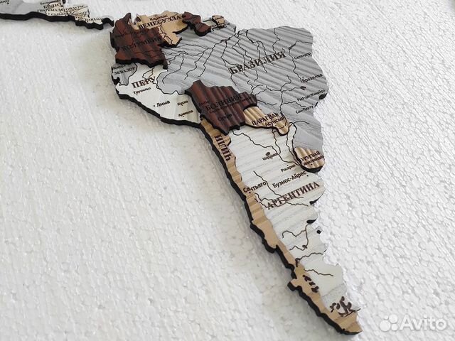 Рельефная карта мира из дерева в необычном цвете