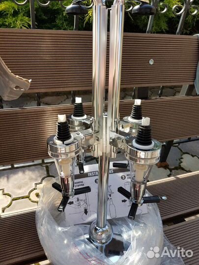 Стойка для бутылок с кранами