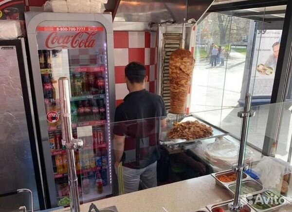 Точка шаурмы рядом с магазином 