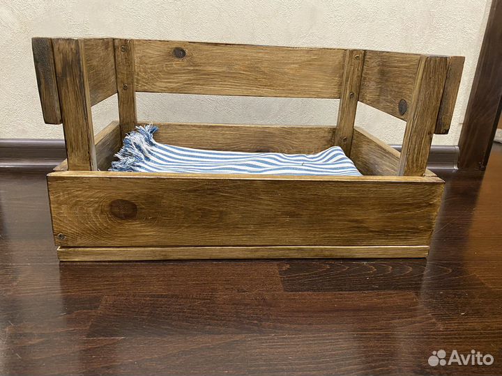 Лежанка для собак и кошек деревянная