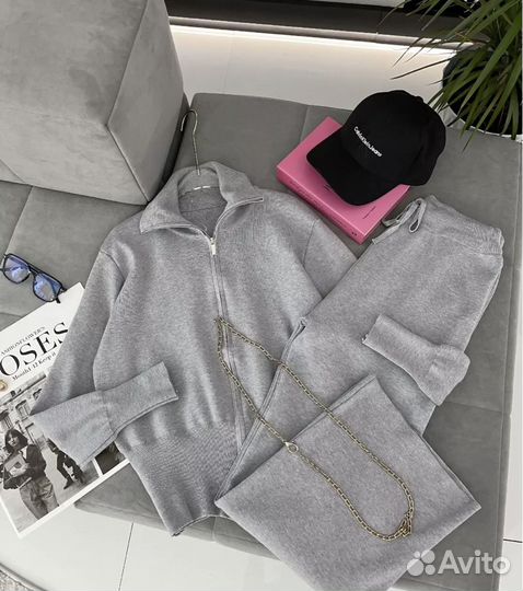 Трикотажный костюм на молнии