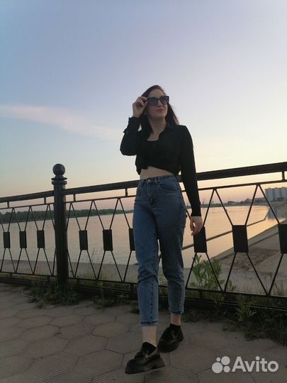 Любая. Хостес, менеджер, кассир, официант