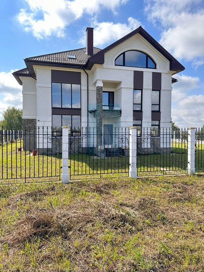 Коттедж 282 м² на участке 15 сот.