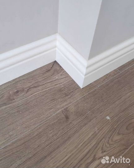 Установка плинтусов и капителей