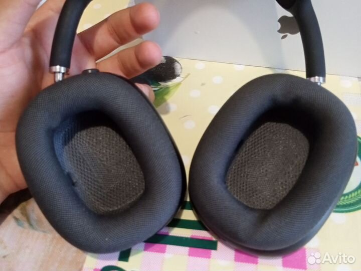 Продаю наушники оригинал чек потерял брал за 57
