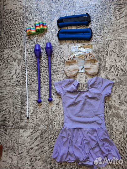 Спортивные принадлежности и костюм для художествен