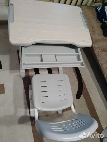 Школьная парта и стул