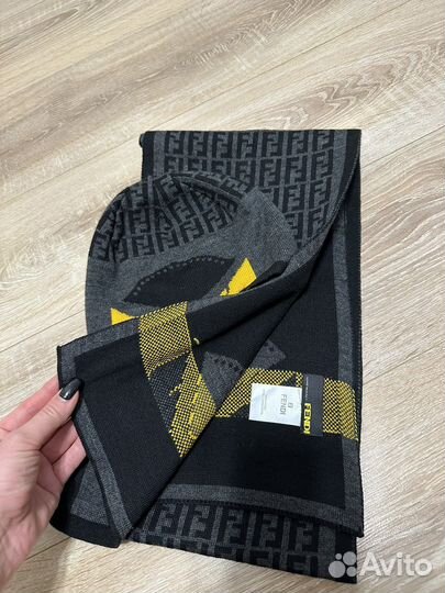 Комплект шапка и шарф fendi