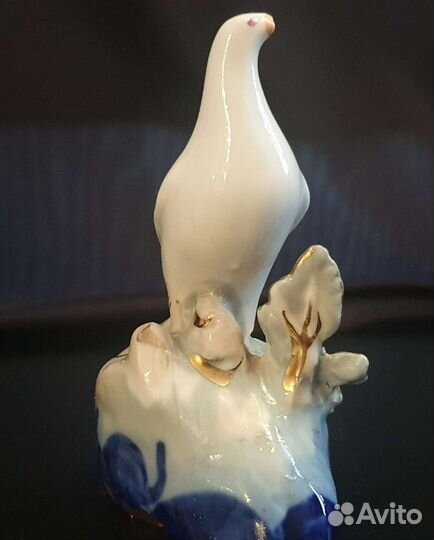 Фарфоровая статуэтка. Голубь