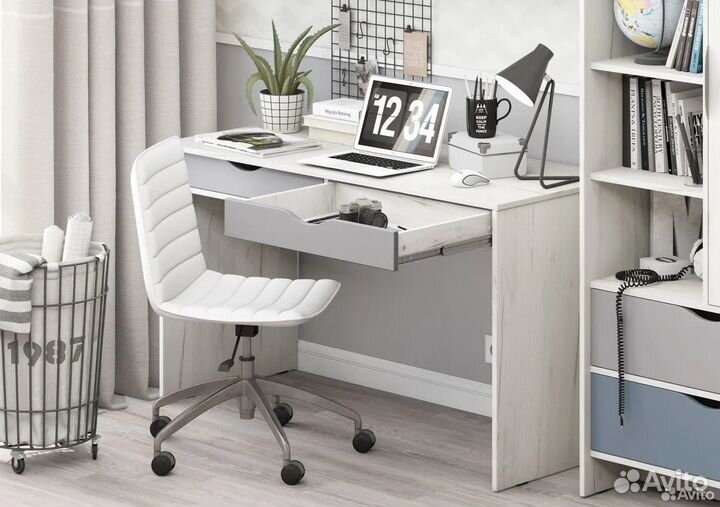 Стол письменный с 2 выдвижными ящиками. В наличии