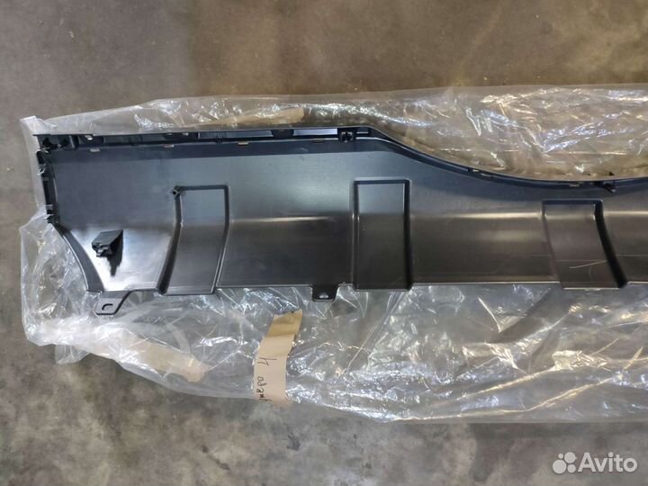 Накладка заднего бампера Pajero 4 новая оригинал