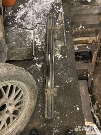 Усилитель переднего бампера Land Rover Discovery 3