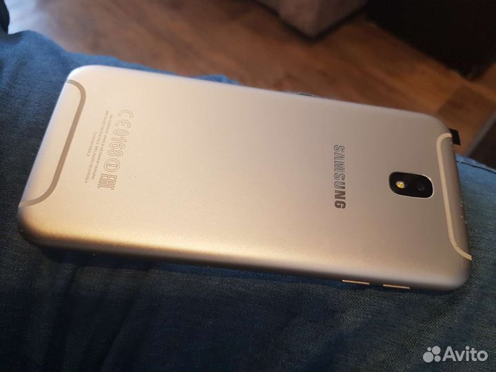 Телефон Samsung J7
