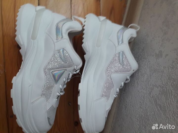 Кроссовки новые женские