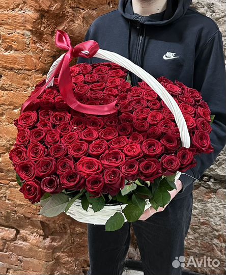 Корзина из 101 Роза в форме сердца