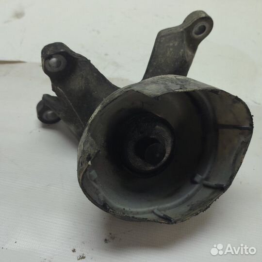 Кронштейн двигателя левый Audi A6 BDW 2004