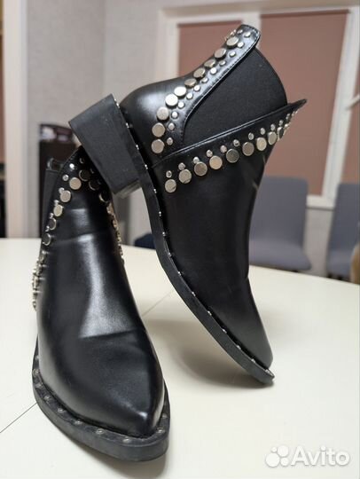 Продам ботильоны 39 размер с клепками