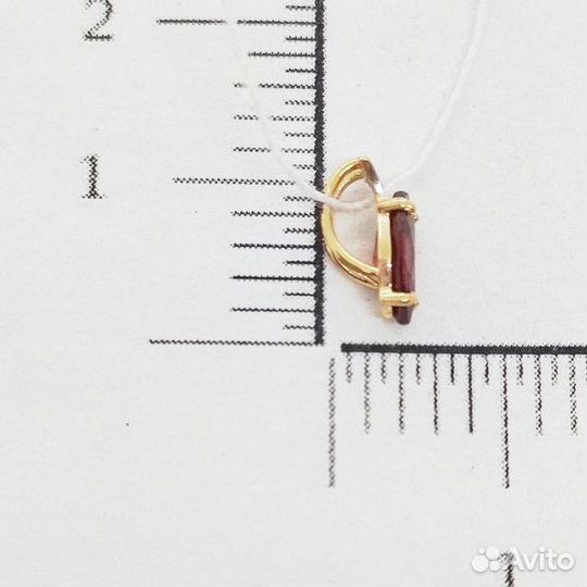 Золотая подвеска с камнем