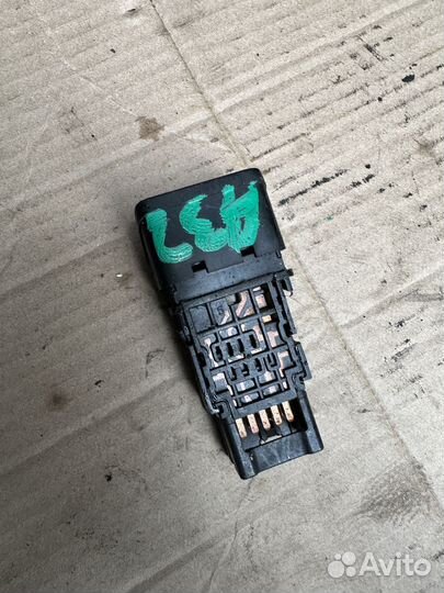 Кнопка аварийной сигнализации Nissan Maxima (A32)