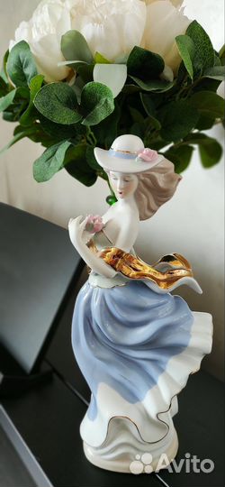 Статуэтка фарфор девушка в шляпке