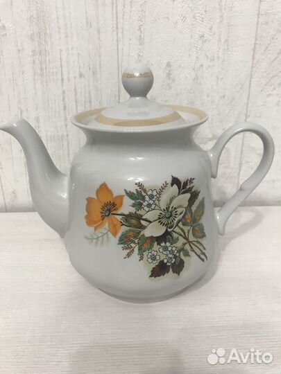 Продается фарфоровый столовый сервиз