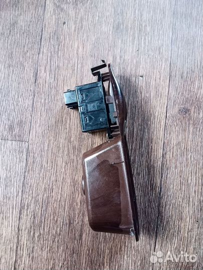 Задняя правая кнопка стеклоподъемника leganza