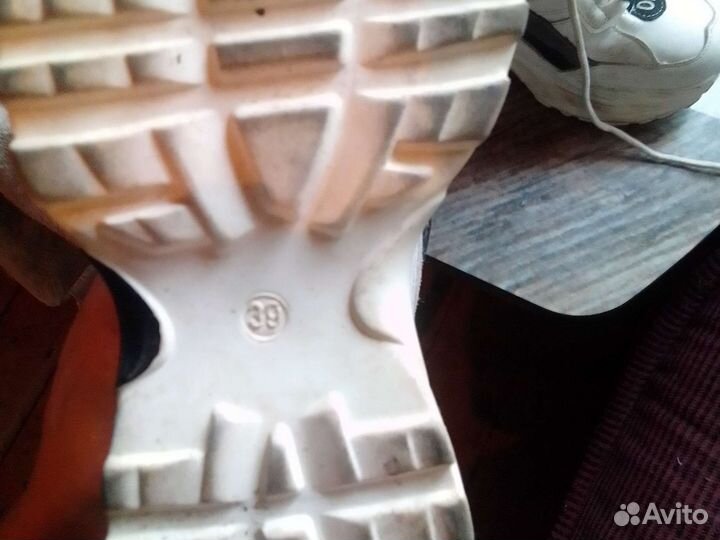 Кроссовки женские