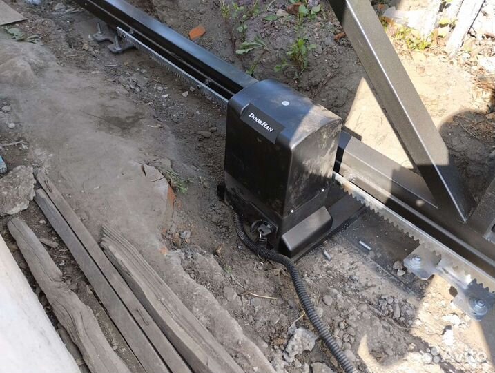 Установка двигателя для откатных ворот