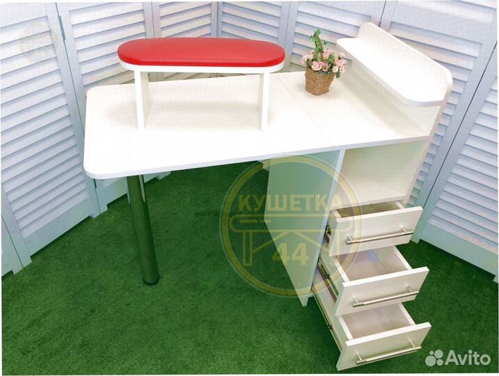 Маникюрный стол