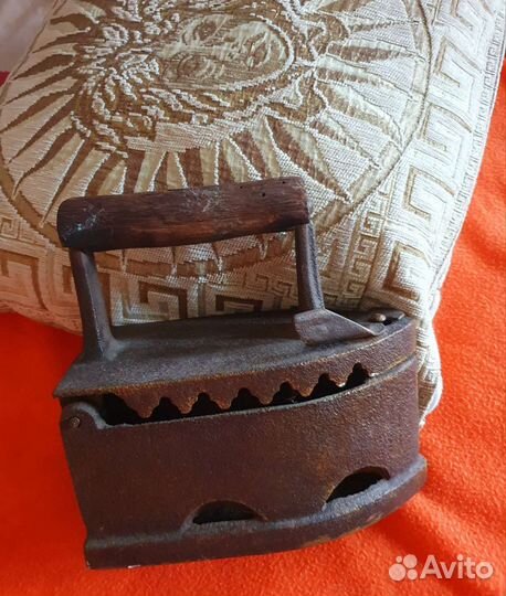 Старинный угольный утюг