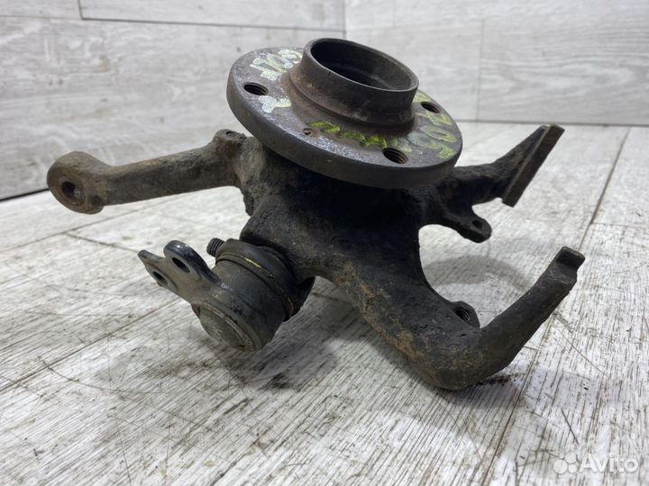 Кулак передний правый