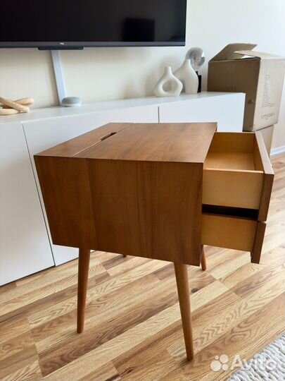 Прикроватная тумбочка с зарядными устройствами