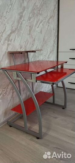 Компьютерный стол стеклянный