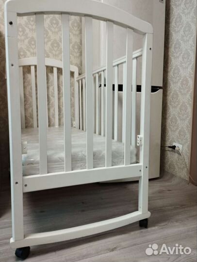 Детская кроватка с маятником