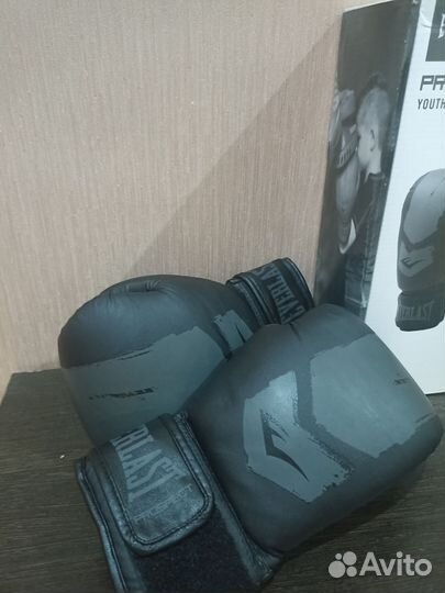 Боксерские перчатки 8 oz everlast