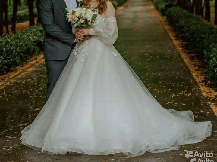 Свадебное платье со шлейфом
