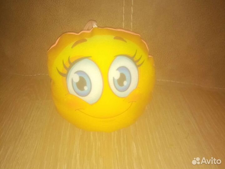 Мягкая игрушка улыбается