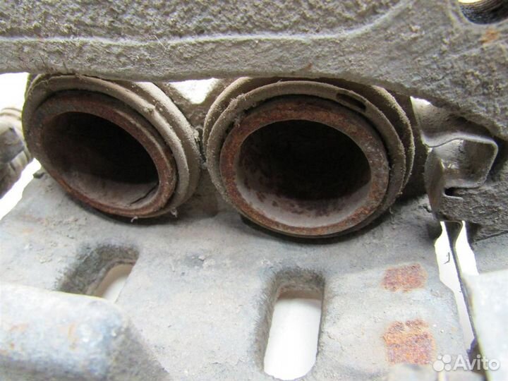 Суппорт передний правый Kia Sorento 2002-2009