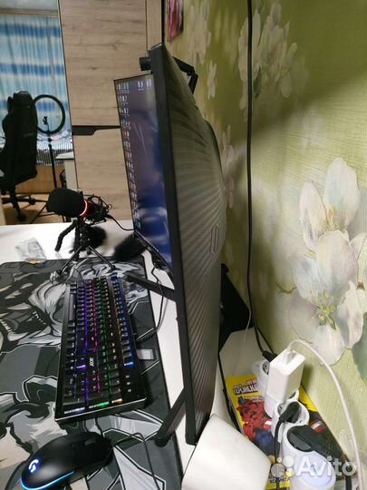 Монитор Samsung 32 изогнутый