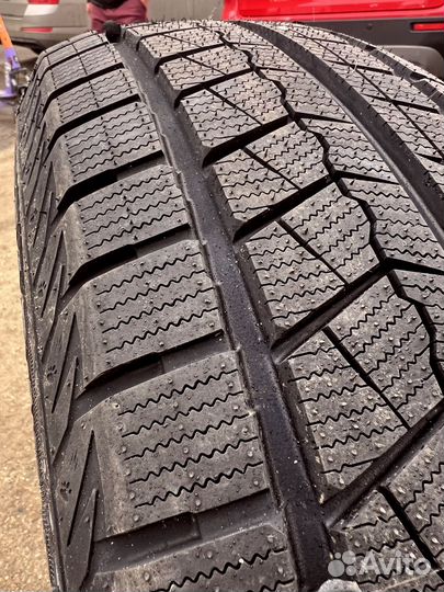 Roadmarch Snowrover 868 235/45 R18 117T