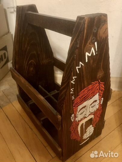 Деревянный ящик для пива и открывашки