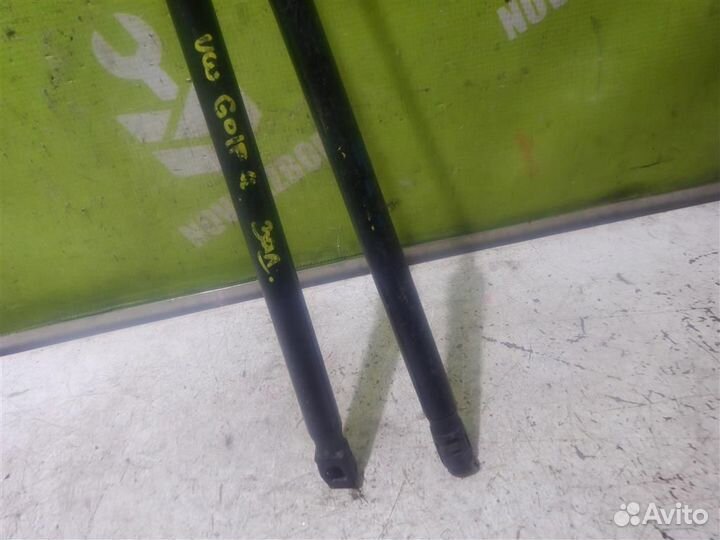 Амортизатор крышки багажника Фольксваген Гольф 4