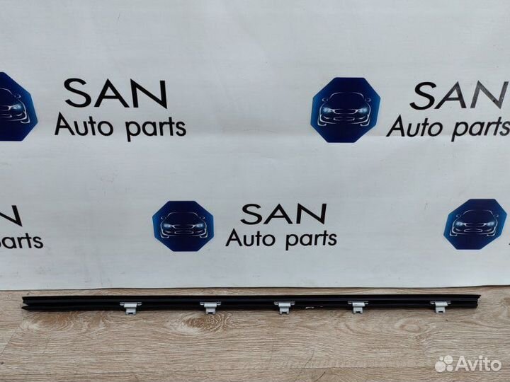 Бархотка стекла передняя левая Bmw X5 Рест E70