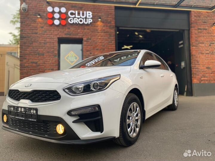 Водитель на новый легковой автомобиль