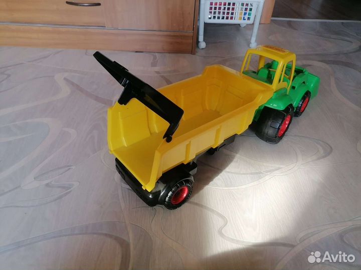 Трактор с прицепом