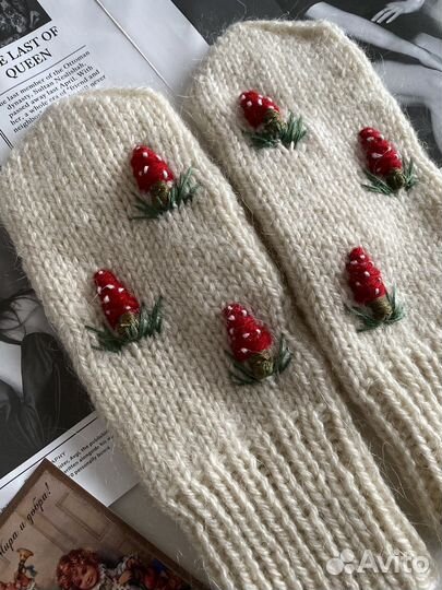 Варежки с вышивкой ручной работы
