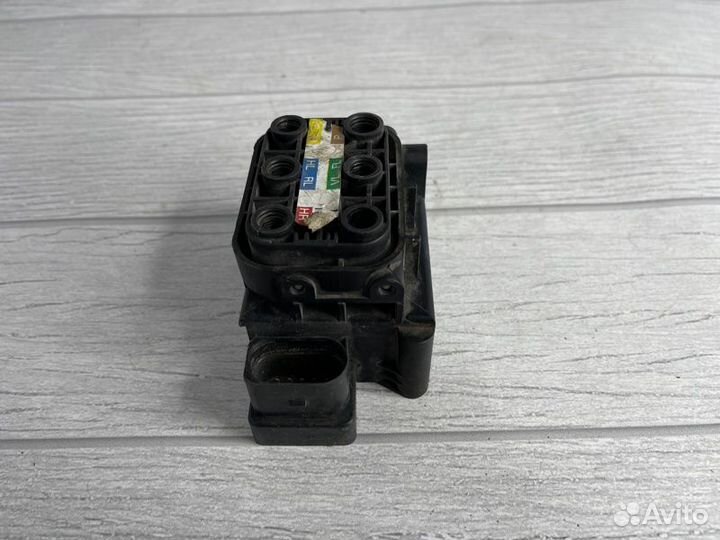 Блок клапанов пневмоподвески Mercedes S-Class W222